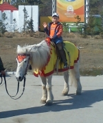 Мой старший тоже в Анюткиной ветровке ))) тоже на коне )))